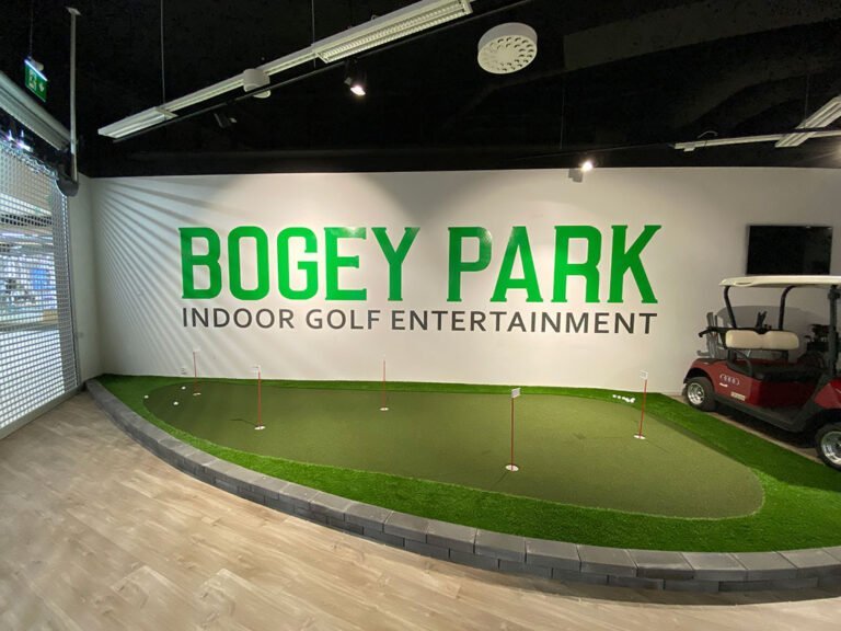 Bogey Parkin sisäviheriö ja golfauto.