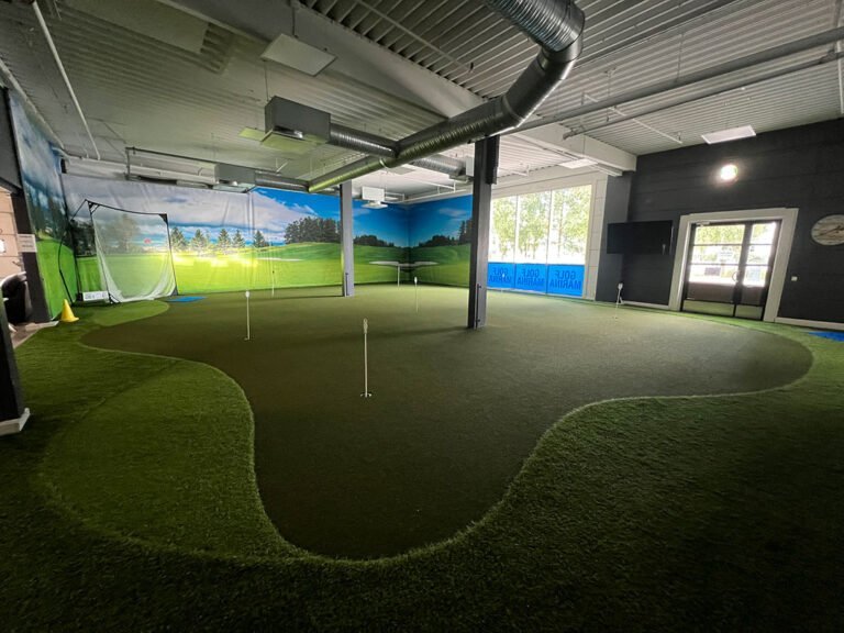 Kumpuileva puttiviheriö golfhallissa.